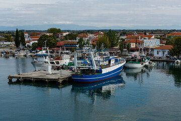 Fototapeta na wymiar ferry and boats in Thassos island