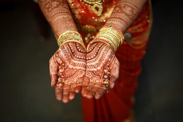 henna on hands