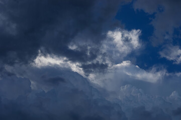 Obraz premium Dark blue stormy cloudy sky natural photo background