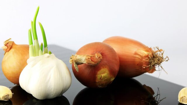 Knoblauch auf schwarzer Platte 