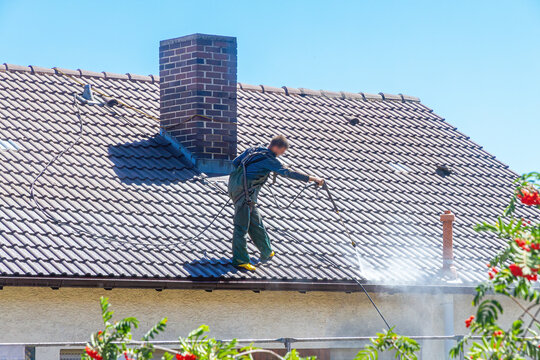 Dach und Fassadenreinigung an einem Haus