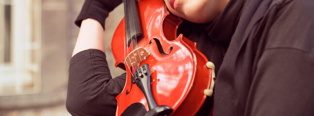 Hand on the strings of a violin © FATIR29