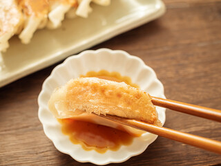 焼餃子をたれにつける