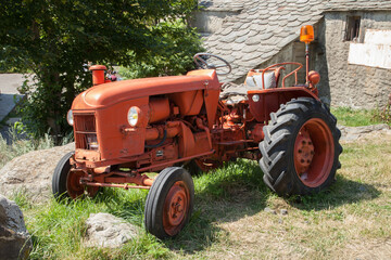 Naklejka premium Le vieux tracteur orange
