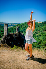 Jeune fille devant le Château de Peyrusse-le-Roc