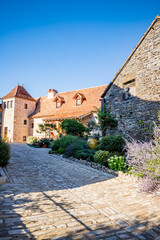 Dans le village de Loubressac