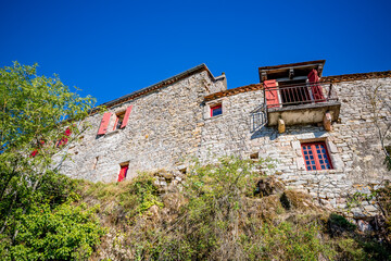 Dans le village de Loubressac