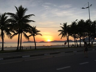 Por-do-sol em praia da enseada no canto das tortugas no Guarujá