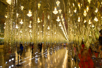 Obraz premium UTHAI THANI, THAILAND - DECEMBER 05, 2019: Buddhist church at Tha Sung Temple in dark light Golden Buddha statue in cathedral glass