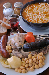 Cocido madrileño y bol con sopa sopa