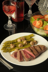 Solomillo con espárragos, vino  y bol de ensalada