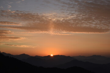 Obraz premium Beautiful picture of sunrise and mountains