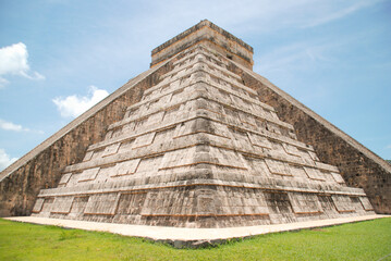 Fototapeta na wymiar Ancient pyramid in Chichen Itza, Yucatan, Mexico