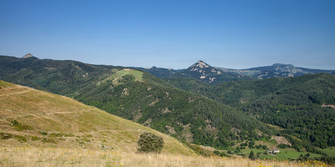 Obraz premium Panorama sur les montagnes d'Ardèche : le Gerbier de Joncs, le suc de Sara et le mont Mézenc
