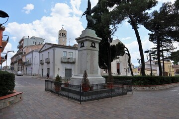 Fototapeta na wymiar Calitri - Monumento ai Caduti nel borgo nuovo