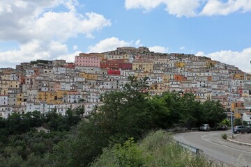 Fototapeta na wymiar Calitri - Panorama del borgo dalla strada provinciale