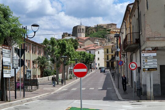 Calitri - Scorcio del paese dalla strada