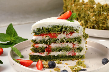 Cake with spinach cakes, creamy sweet cream and strawberries.