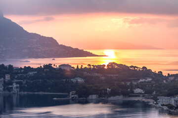 Lever de soleil flamboyant sur la baie des fourmis, la baie de Villefranche sur Mer et la...