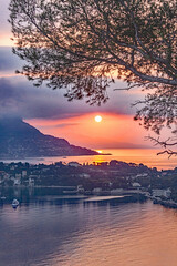 Lever de soleil flamboyant sur la baie des fourmis, la baie de Villefranche sur Mer et la...