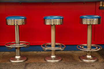 Taburetes retro en barra de bar.