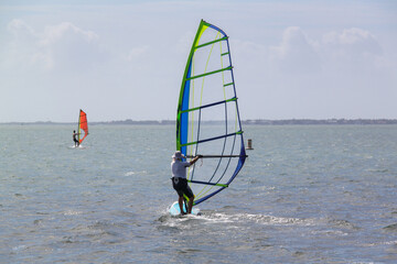 Pessoas praticando Wind surf em praia da Florida. Diversão e alegria. Prazer em praticar esportes. 