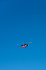 Fototapeta na wymiar Helicoptero sobrevolando el Mont Blanc