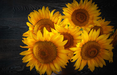 Sunflower in a vase on the table.