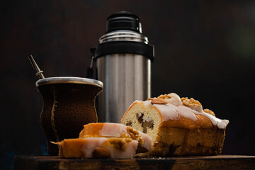 primer plano de budín con frutos secos y mate argentino de yerba y agua 