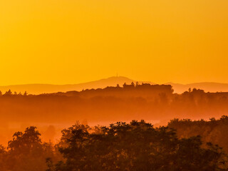 Sonnenuntergang hinter Hügelkette