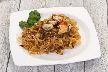 Wok noodle with mussels