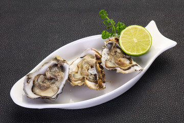 Oysters with lime and parsley