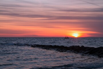 Steinmole und Fischerboot