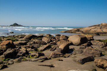 Praia de Itanha&eacute;m em S&atilde;o Paulo Brasil. ondas e arrebenta&ccedil;&atilde;o nas pedras.
