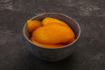 Sweet mango slices in syrop