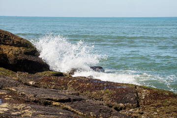 Praia de Itanhaém em São Paulo Brasil. ondas e arrebentação nas pedras.