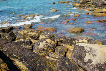 Praia de Itanhaém em São Paulo Brasil. ondas e arrebentação nas pedras.