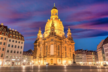 Fototapeta na wymiar Der Neumarkt und die Frauenkirche in der historischen Altstadt von Dresden