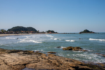 Praia de Itanhaém em São Paulo Brasil. ondas e arrebentação nas pedras.