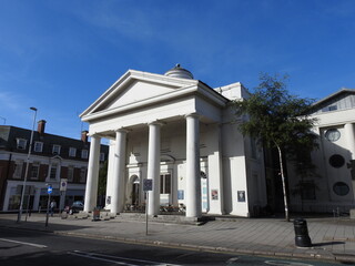 Building with 4 columns on the front facade