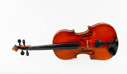 Fototapeta premium Eine Violine isoliert auf weißem Grund