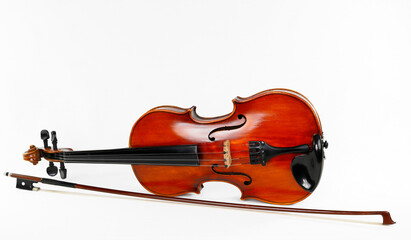 Eine Violine mit Bogen isoliert auf weißem Grund
