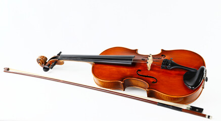 Eine Violine mit Bogen isoliert auf weißem Grund