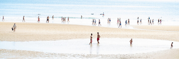 Fototapeta na wymiar Gente en la playa de Santander