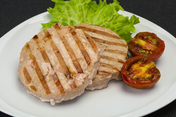 Grilled tuna steak with kumato