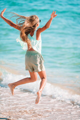 Naklejka premium Adorable little girl at beach during summer vacation