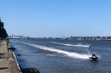 Obraz premium Jet Skiing on the Hudson River in New York City