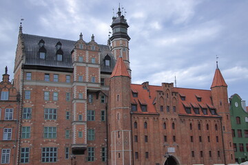 Gdańsk (Polska) - zabytkowa zabudowa z czerwonej cegły nad Motławą.