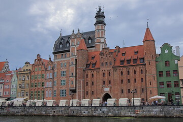 Gdańsk (Polska) - zabytkowa zabudowa z czerwonej cegły nad Motławą.