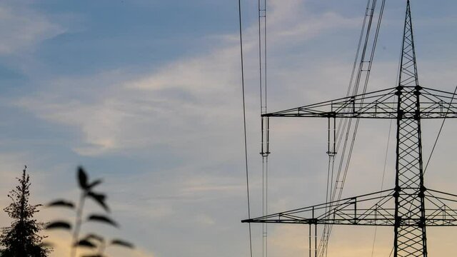 Zeitraffer Strommast mit abendlicher Stimmung - Schwenk nach Oben